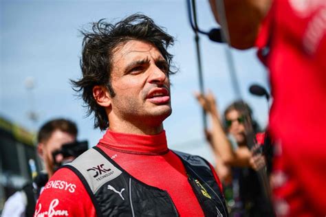 Il ferrarista Carlos Sainz rapinato dell'orologio a Milano.